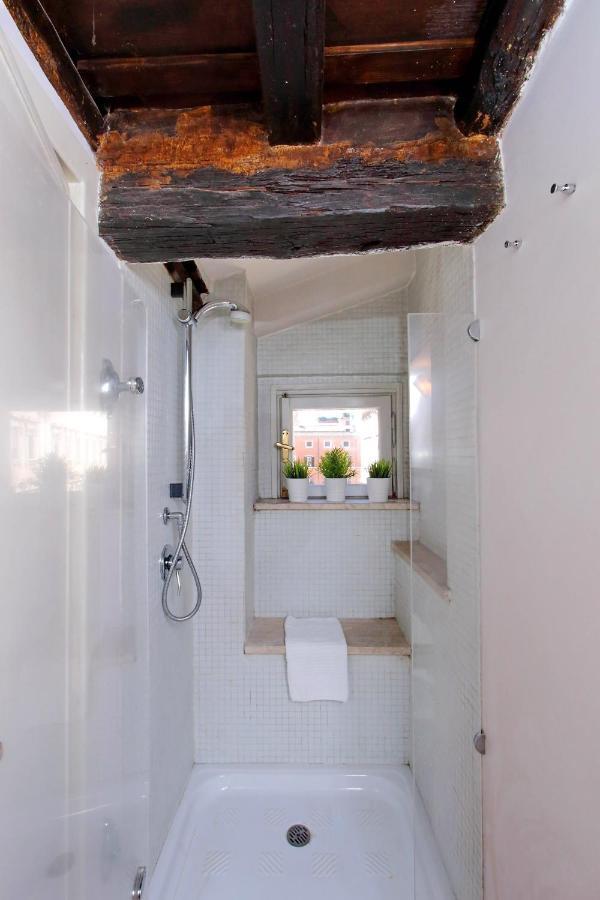 Rent In Trevi Fountain Rom